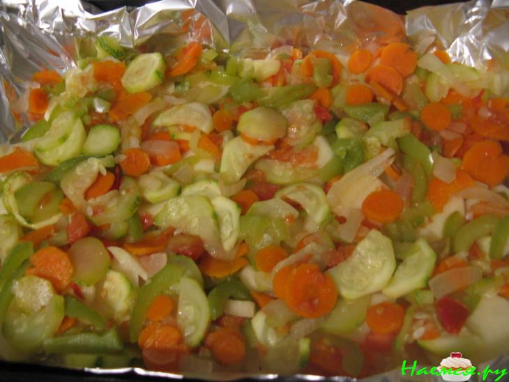 Лосось в горчично-майонезном соусе запечённый с овощами