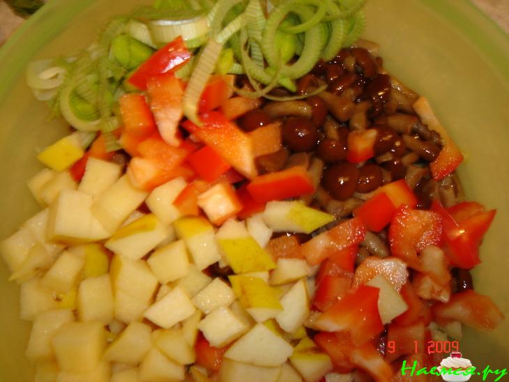 Салат с опятами и айвой "Экспромт"