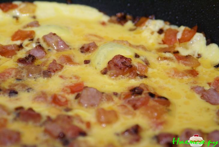 Омлет с ветчиной, луком, сыром и помидорами Омлет с ветчиной, луком, сыром и помидорами