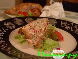 Курица фаршированная грибами и салями Курица фаршированная грибами и салями