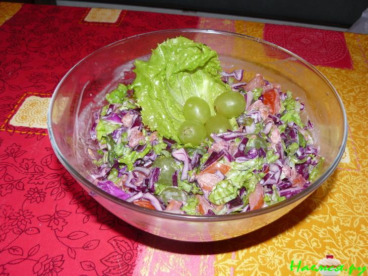 Салат из краснокочанной капусты с белым виноградом
