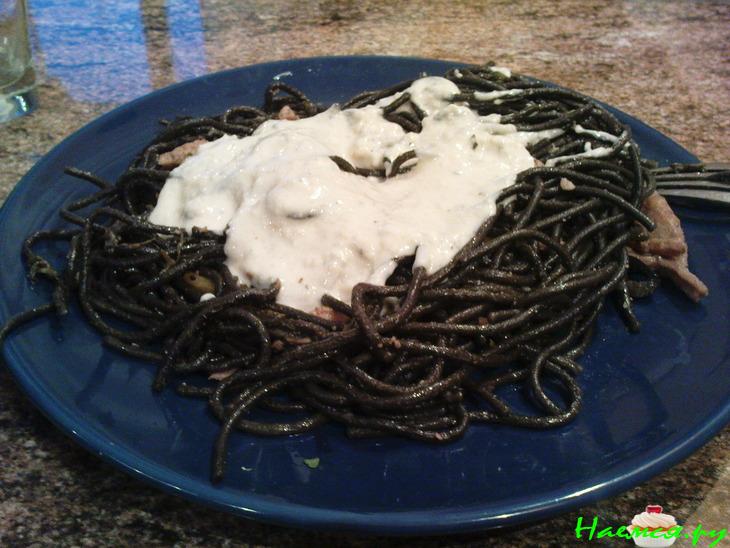 Черная паста с белым соусом