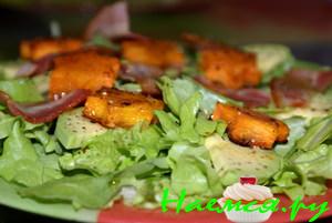 Салат с рукколой, запечённой тыквой и беконом