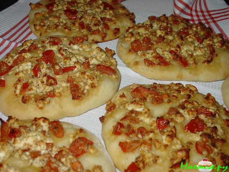 Manguschi &ndash; Лепёшки с фетой, пoмидорами и заатаром