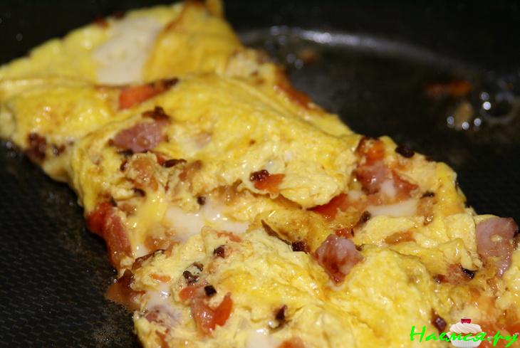 Омлет с ветчиной, луком, сыром и помидорами Омлет с ветчиной, луком, сыром и помидорами