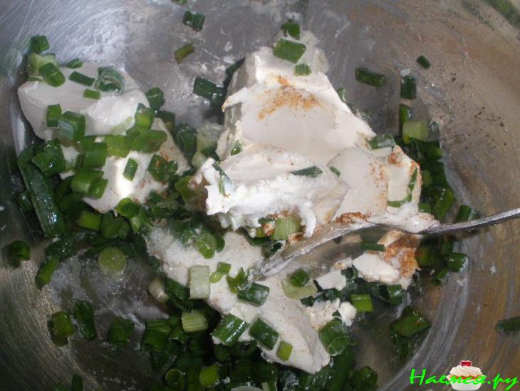 Лосось в сливочном соусе с грибами и орешками