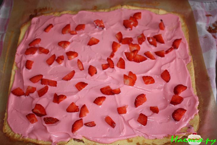 Нежные рулеты с баунти и клубникой Нежные рулеты с баунти и клубникой