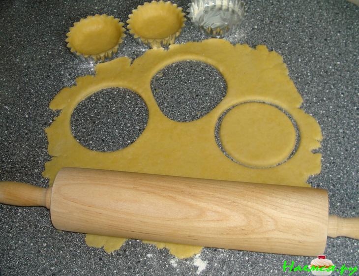 Корзиночки с облачком лимонного крема и вишенками в шоколадных кружевах