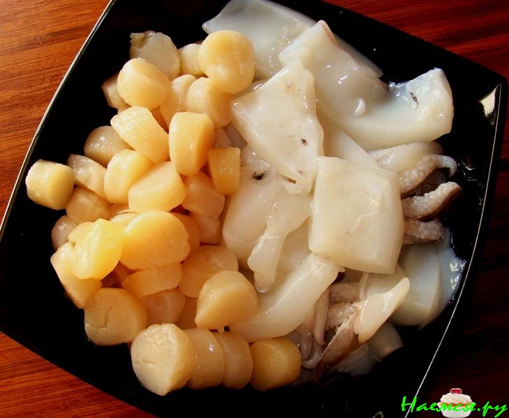 Рис с морскими гребешками и каракатицей