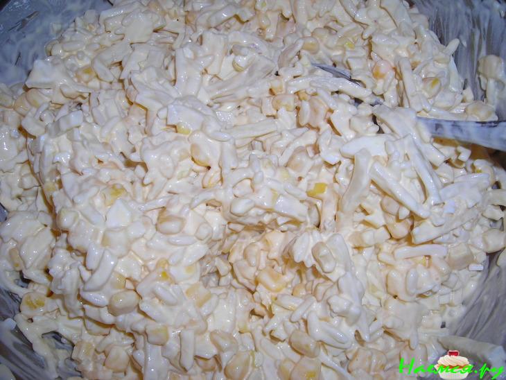 Салат с кальмарами, сыром и кукурузой