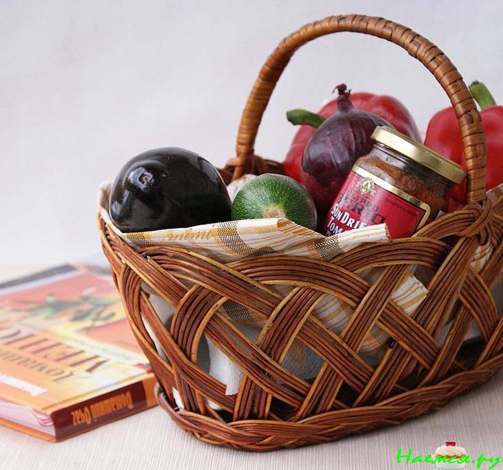 Овощи в фольге с красным песто