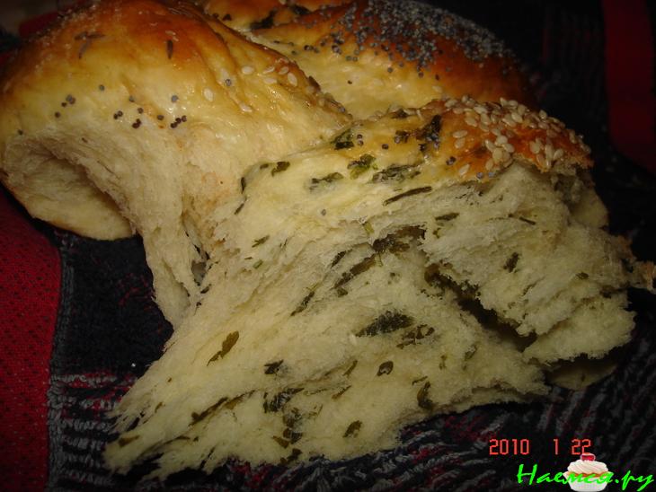 Хлебная плетенка с зеленью и красным перцем 