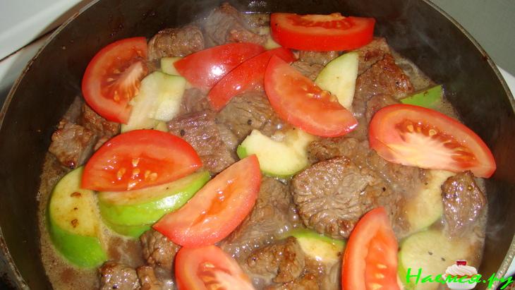 Говядина тушеная с яблоками и помидорами