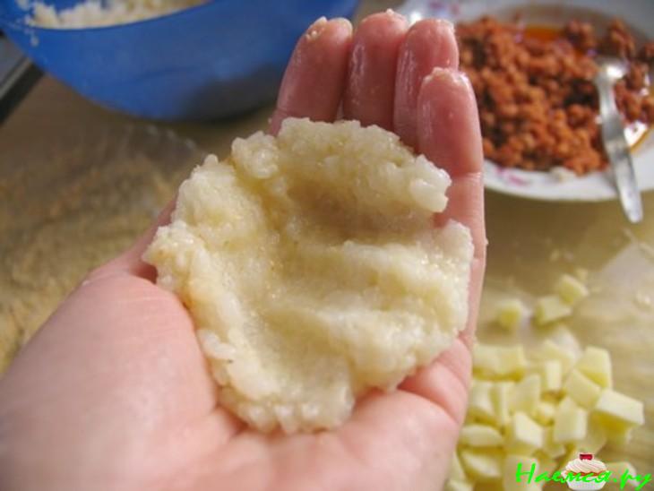 Рисовые крокеты с начинкой из фарша и моцареллы