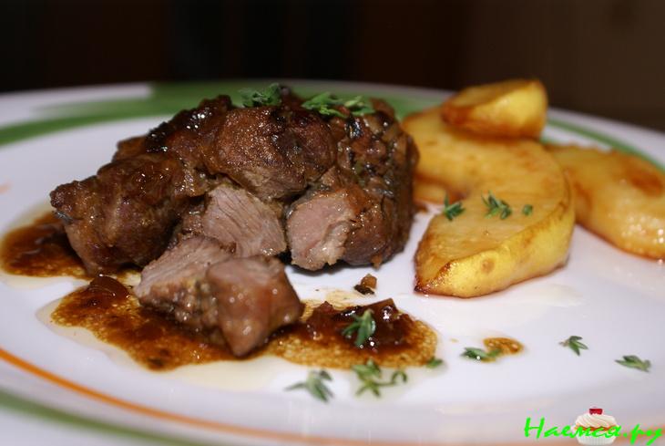 Баранья лопатка в лаймово-тимьяновом маринаде с карамелизованной айвой