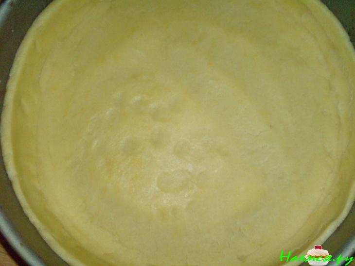 Сливовый пирог с корицей под творожной заливкой