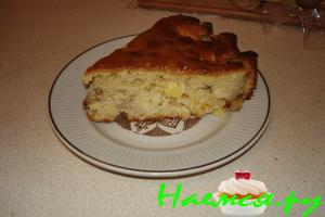 Пирог с изюмом и яблоками