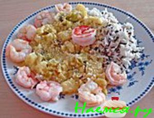 Креветки с ананасом и яблоками под соусом карри