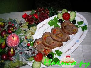 Рулет из индейки с с перцем, грибами и сыром