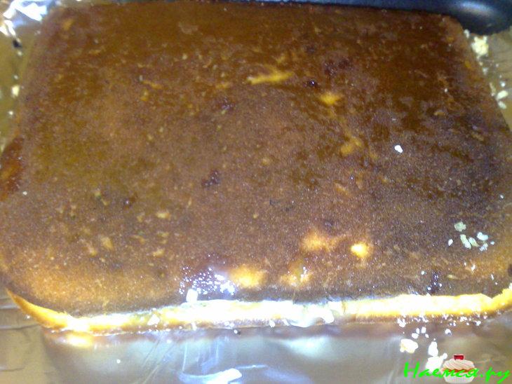 Пирожное в шоколадной глазури с орехами и изюмом