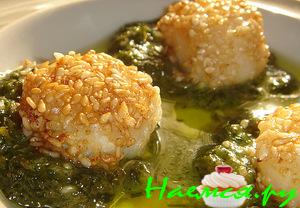 Морской гребешок в кунжуте с зеленым соусом