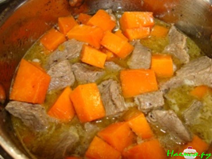 Говядина, тушенная с тыквой