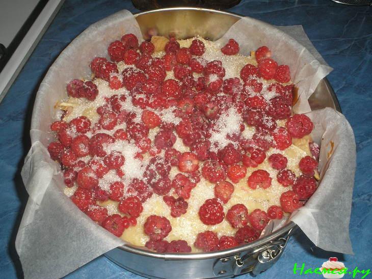 Пирог с вишнями, яблоками и малиной