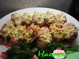 Корзиночки с лососево - огуречной массой