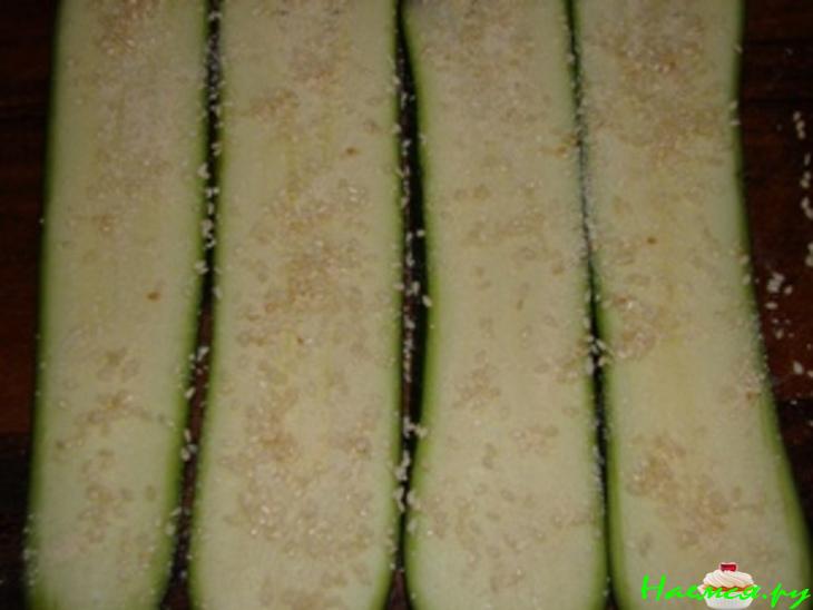 Рулетики из цуккини с семгой и грибным соусом Рулетики из цуккини с семгой и грибным соусом