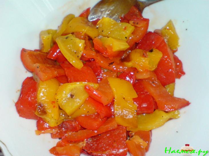 Салат из запеченный перчиков и баклажана