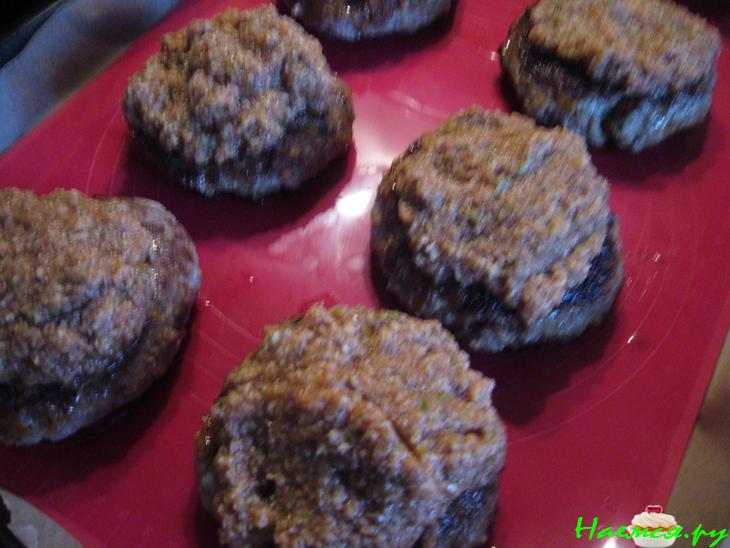 Котлета рубленная, запеченная под томатно-грибным соусом