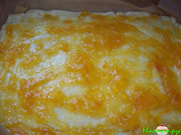 Пирог с абрикосовым вареньем и посыпкой "Штрейзель"