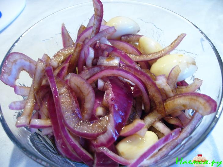 Закуска из печеной паприки с фетой в томатном соусе