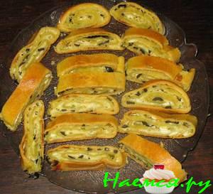 Рулет с творожно-сырной начинкой