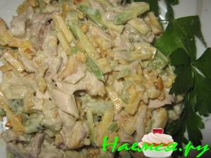 Салат с курицей, персиком, киви, авокадо и кешью