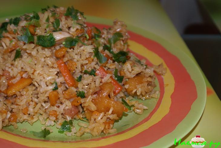 Плов из коричневого риса с тыквой, курагой и изюмом Плов из коричневого риса с тыквой, курагой и изюмом