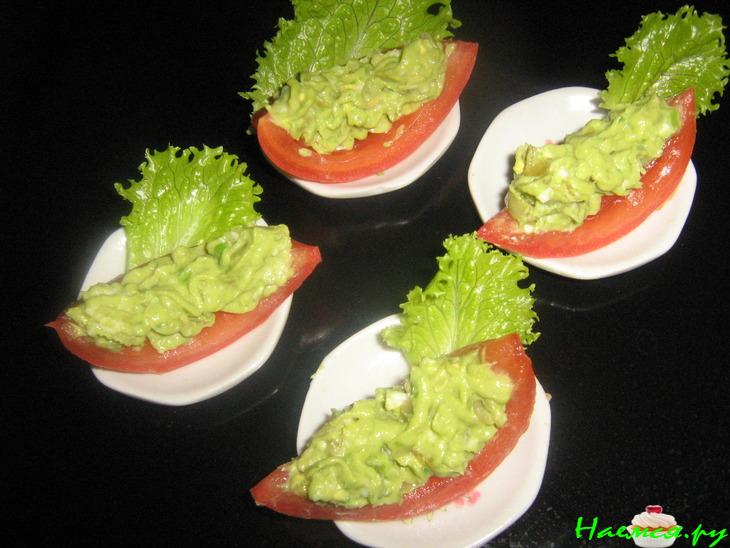 Закуска из яиц и помидор, фаршированных авокадо 