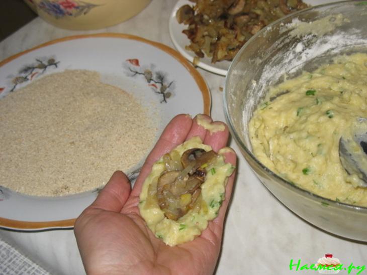 Картофельные палочки в сухарях с грибной начинкой