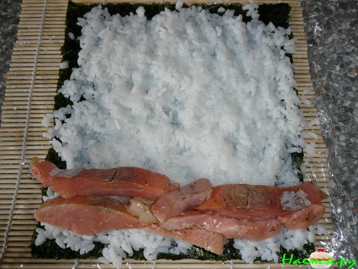 Суши-роллы с лососем Суши-роллы с лососем