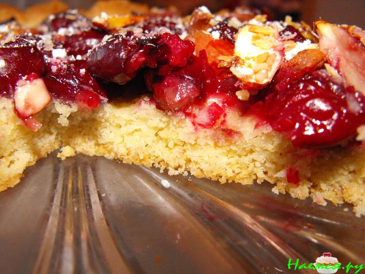 Открытый вишневый пирог с миндалем