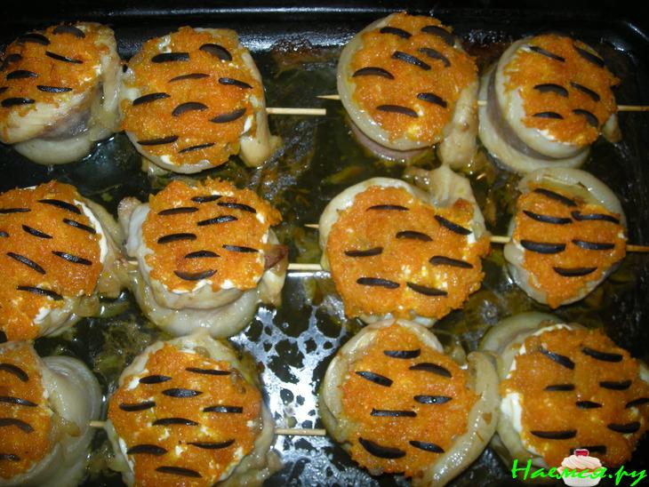 Рыбные рулетики с морковкой в сметане