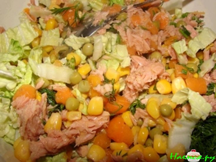 Салат с тунцом и пекинской капустой