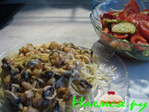 Спагетти с креветками и мидиями в сливочном соусе