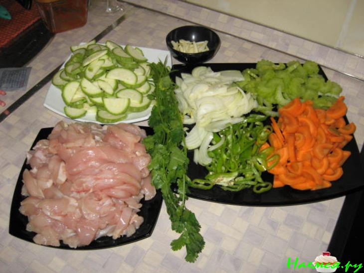 Куриное филе с овощами и фунчозой