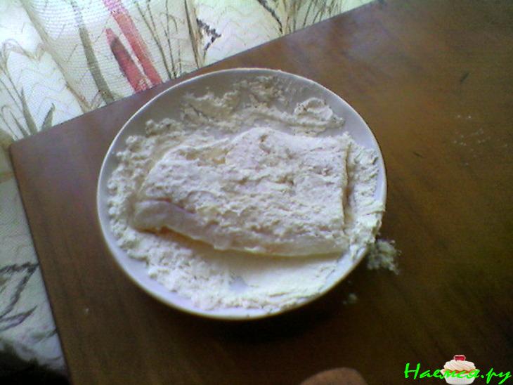 Жареная рыба с зелёным соусом