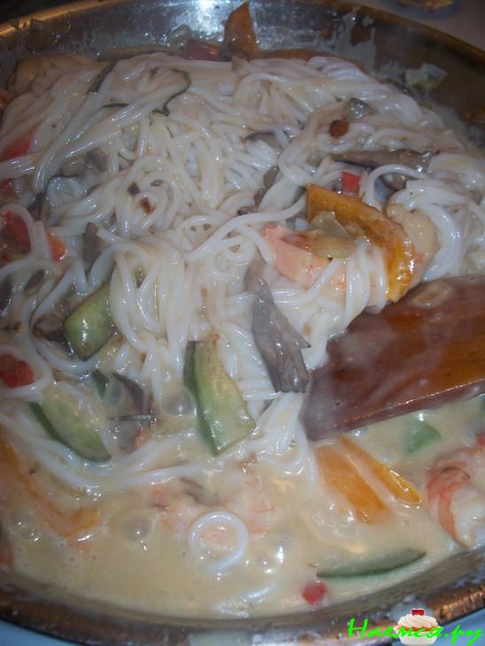 Лапша с креветками и овощами