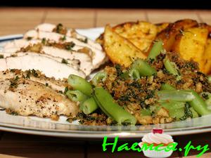 Куриная грудка с зелёной стручковой фасолью под крошкой из орехов, петрушки и лимонной цедры