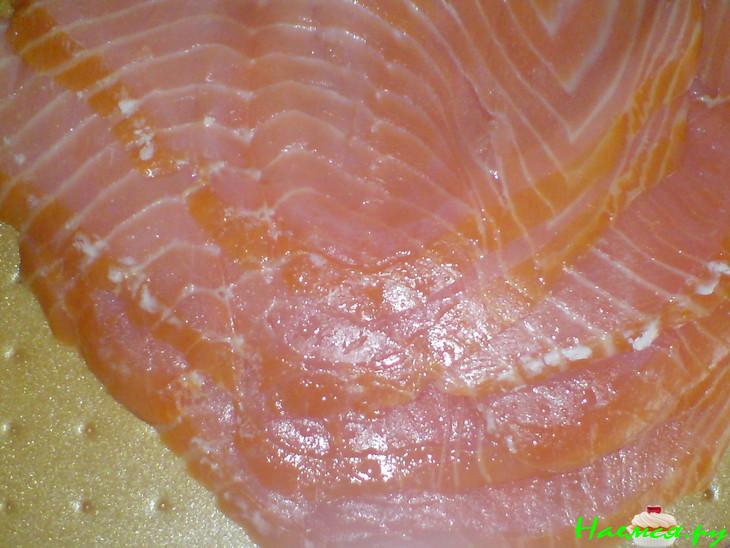 Салат из спаржи, стручков горошка и рыбы