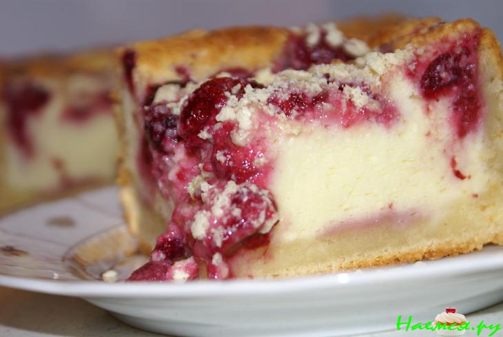 Творожный пирог с малиной и белым шоколадом Творожный пирог с малиной и белым шоколадом