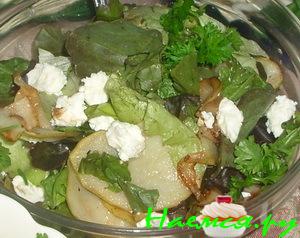 Салат с жареной грушей и овечьим сыром Салат с жареной грушей и овечьим сыром